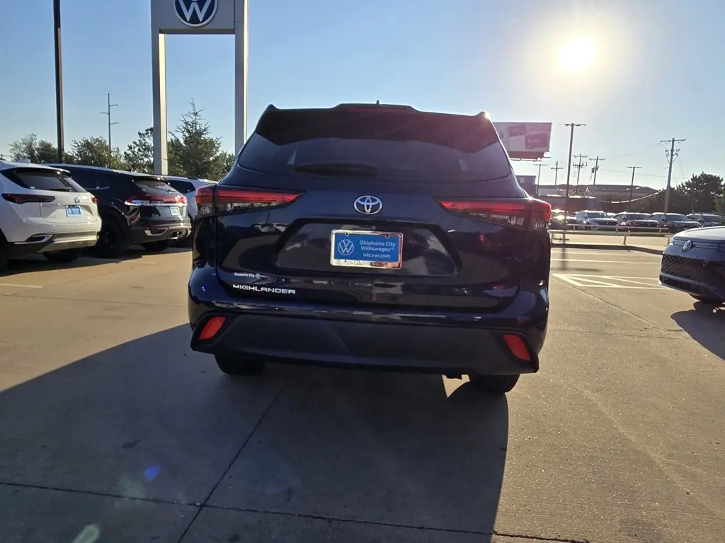 2023 Toyota Highlander L photo 6