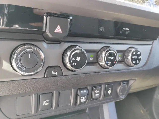 2018 Toyota Tacoma TRD Off-Road V6 photo 14