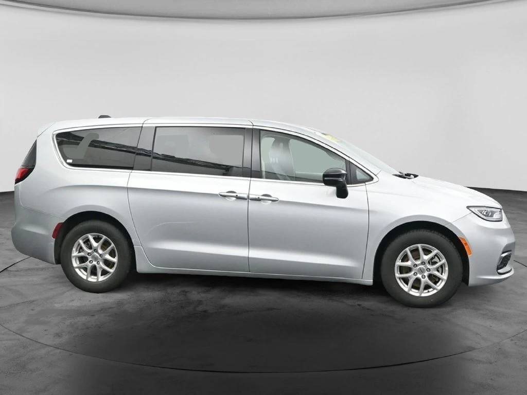 2024 Chrysler Pacifica Touring L - Photo 12