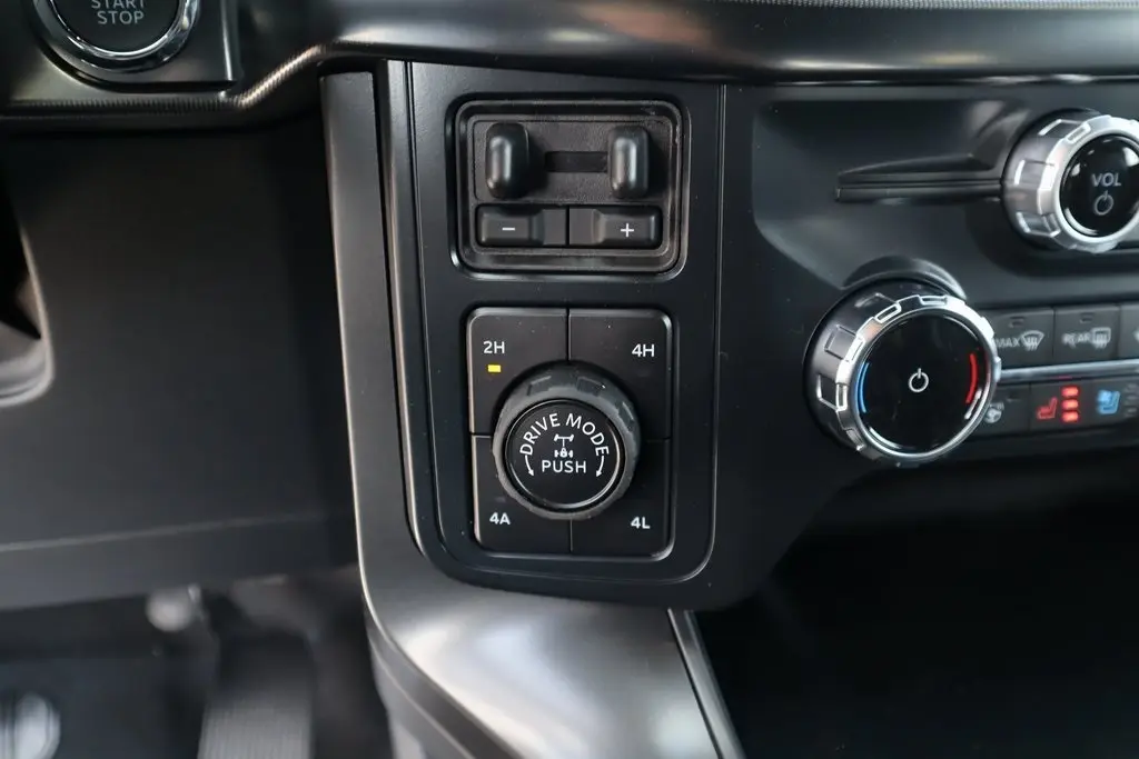 2025 Ford F-150 Lariat photo 2