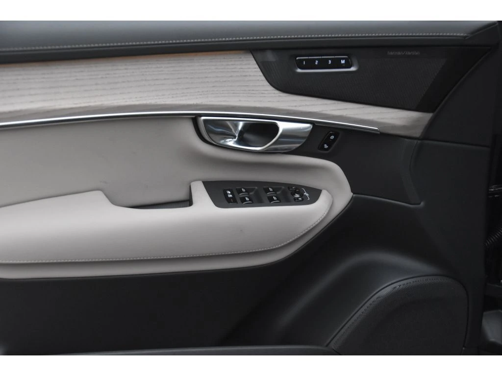 2026 Volvo - image 25