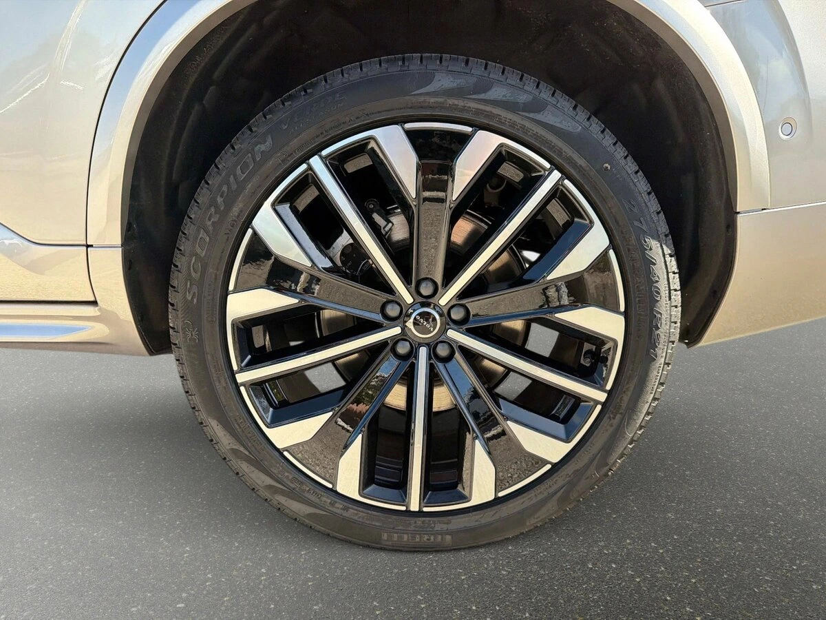 2026 Volvo - image 9