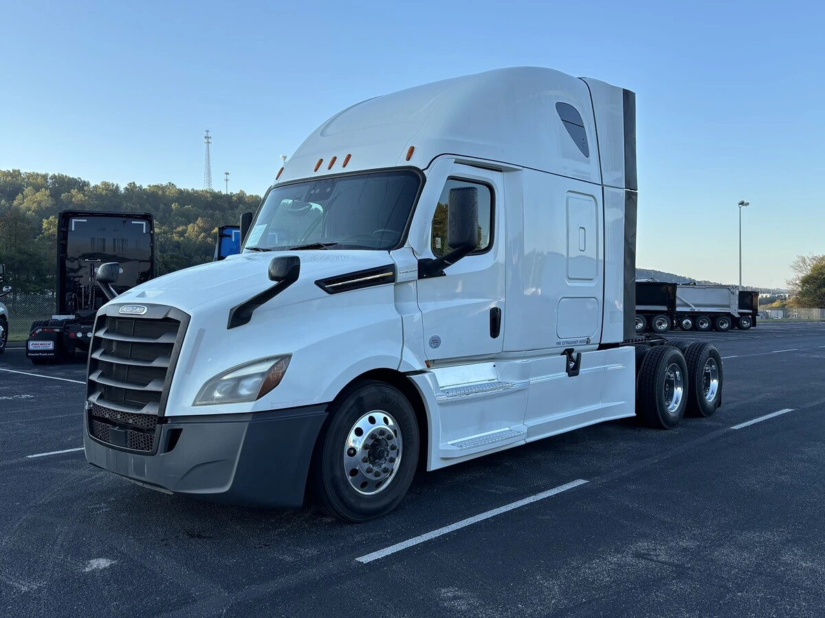 2022 Freightliner Cascadia — photo 2