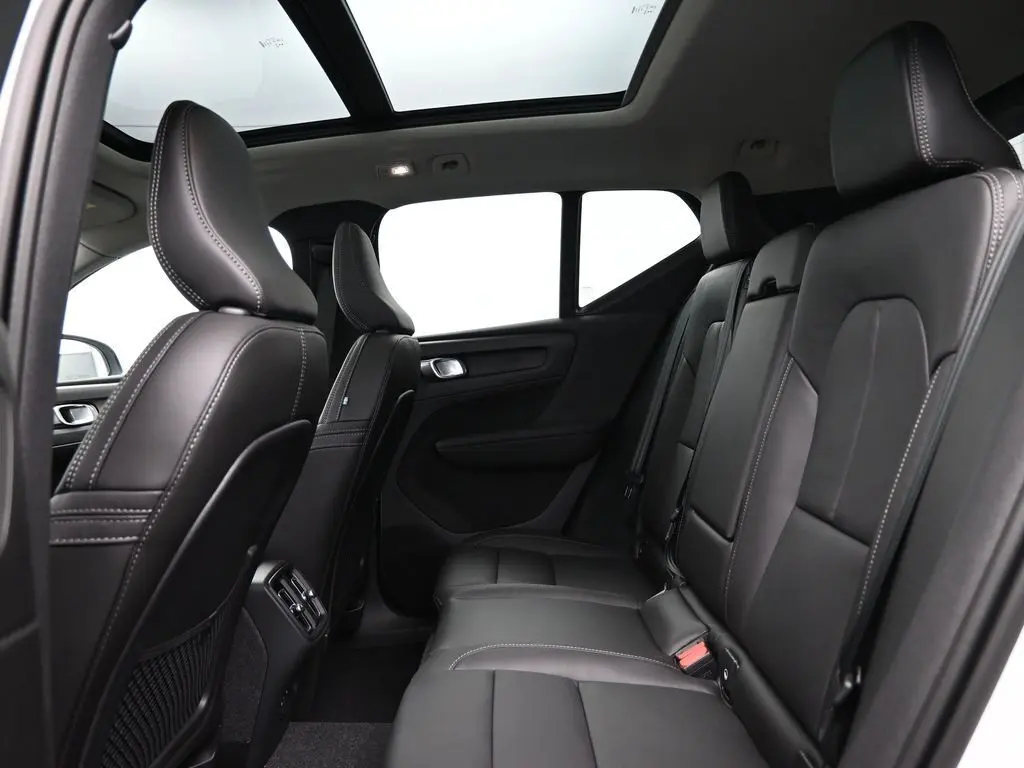 2025 Volvo - image 25