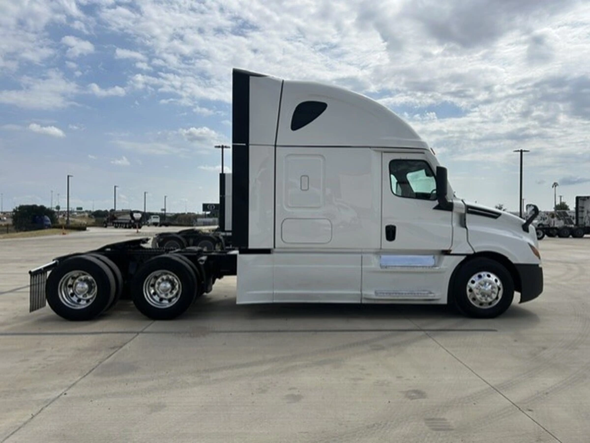 2025 Freightliner Cascadia — photo 7