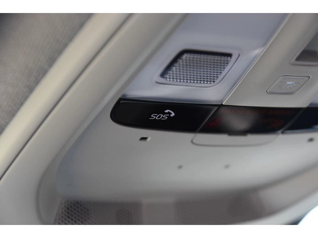 2025 Volvo - image 38