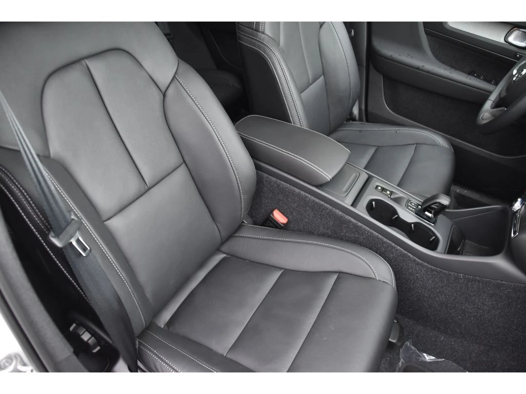 2025 Volvo - image 28