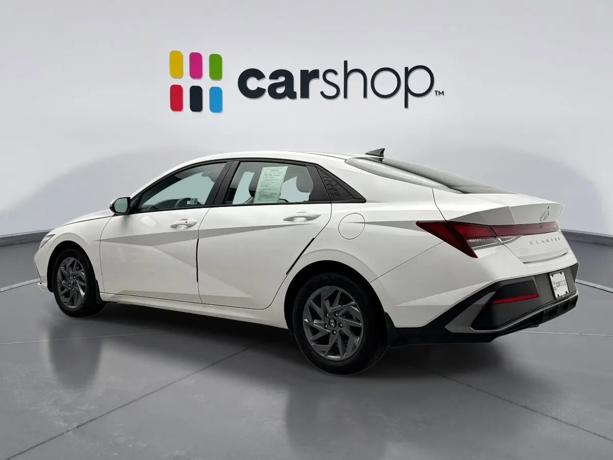 2024 Hyundai Elantra SEL photo 3
