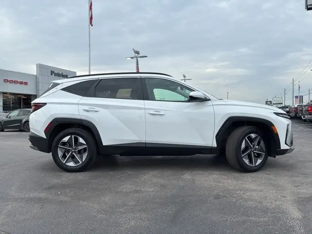 2025 Hyundai Tucson SEL photo 2
