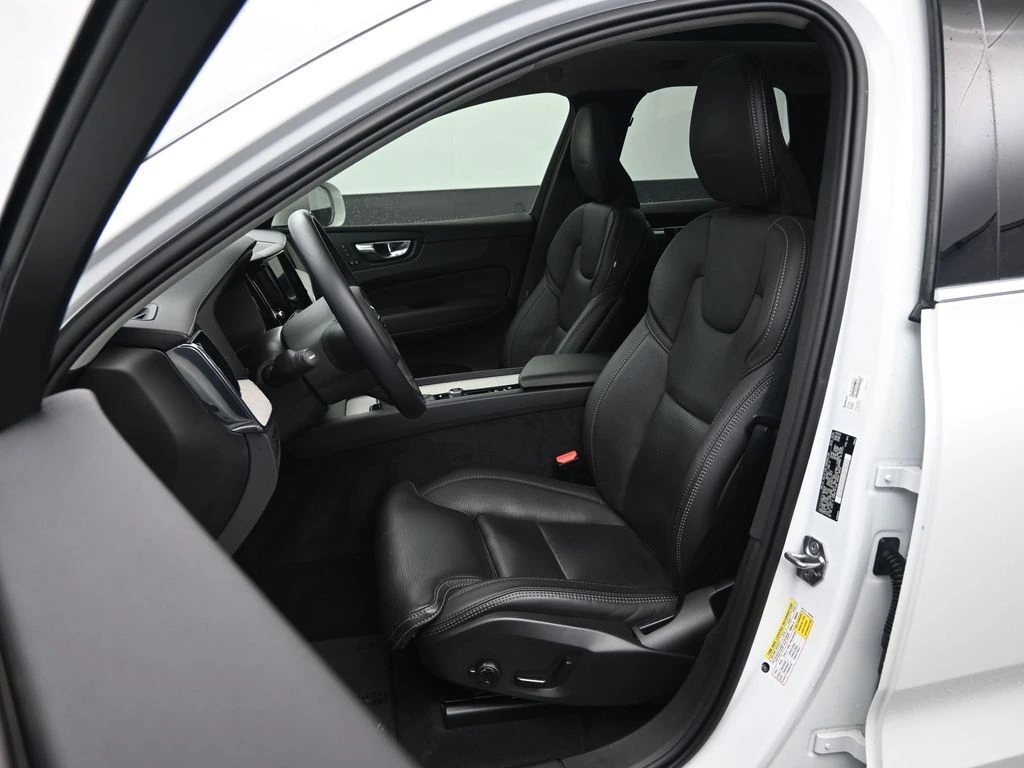 2020 Volvo - image 27