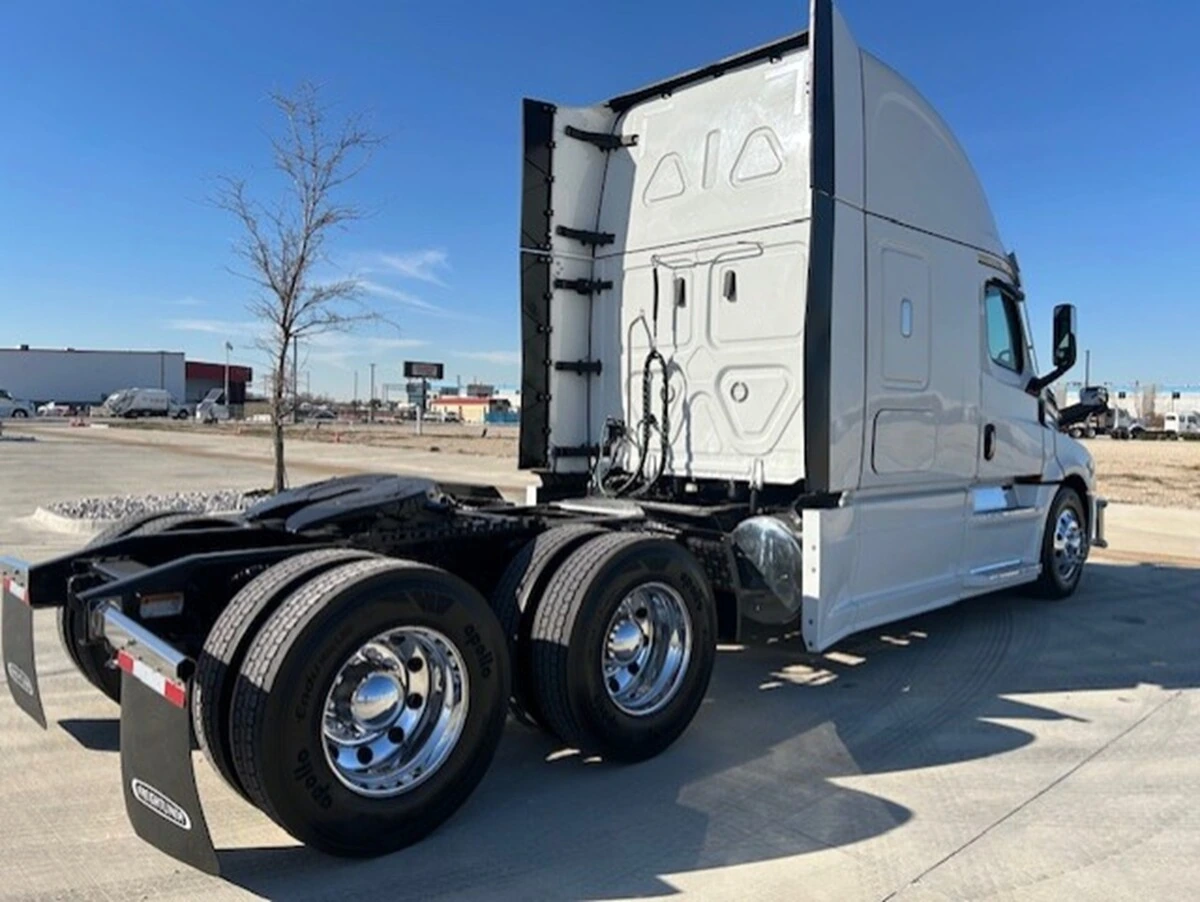 2024 Freightliner Cascadia - image 9