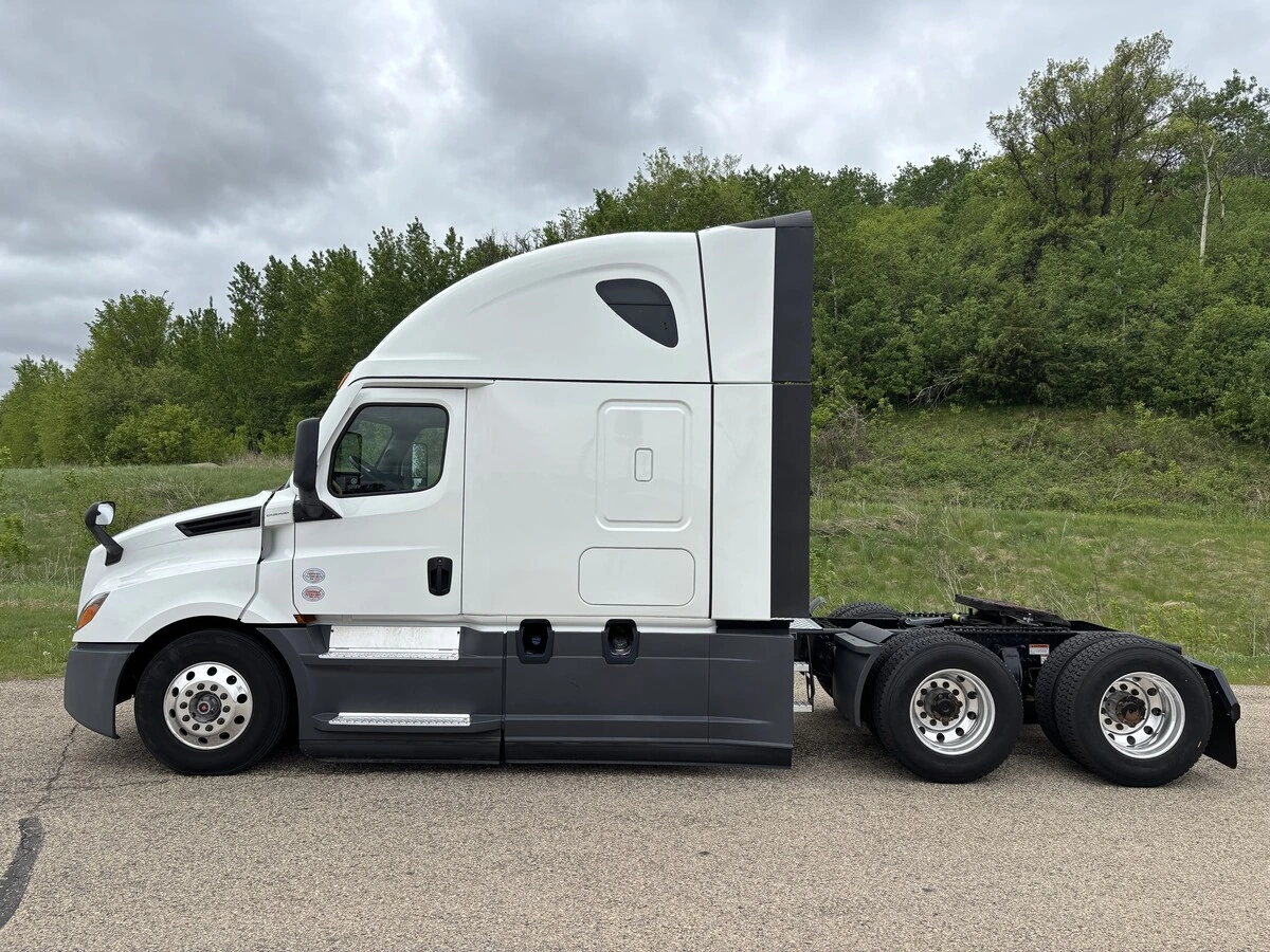 2025 Freightliner Cascadia — photo 8