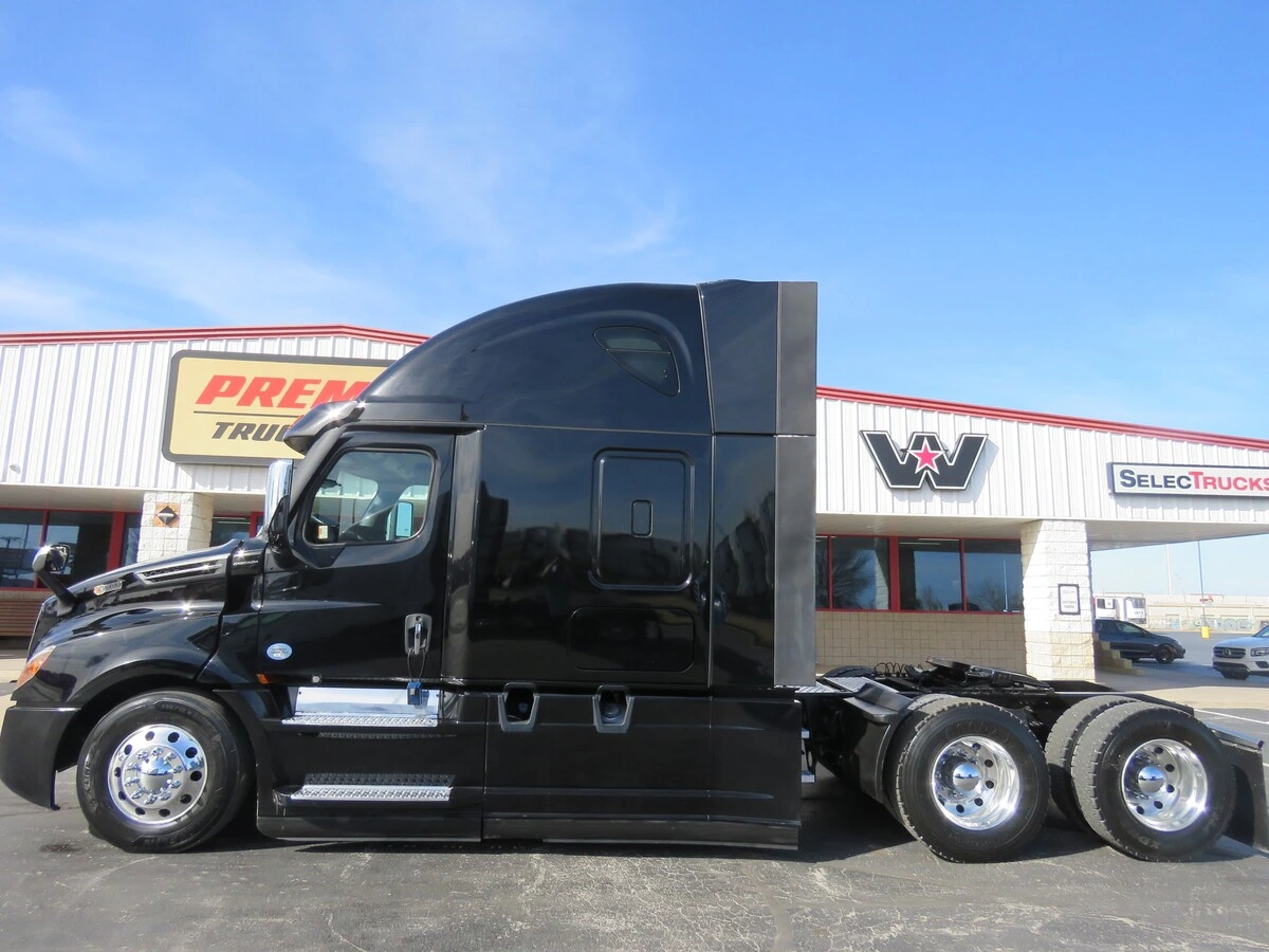 2022 Freightliner Cascadia - image 2