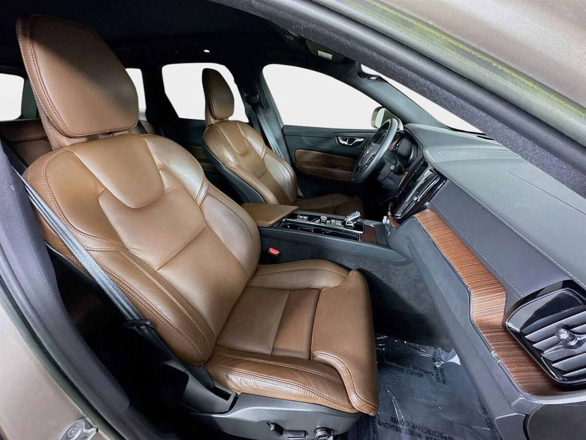 2023 Volvo - image 30