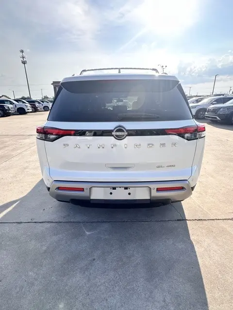 2022 Nissan Pathfinder SL photo 6