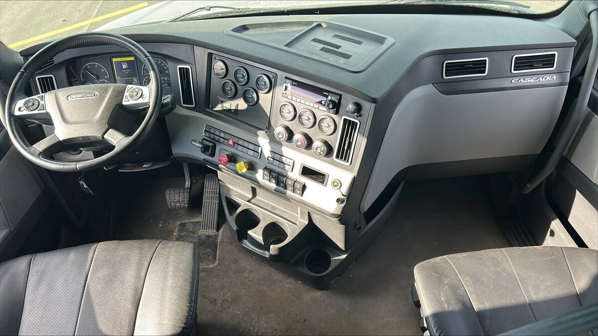 2023 Freightliner Cascadia — photo 5