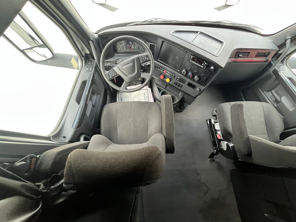 2023 Freightliner Cascadia - image 35