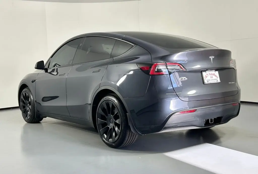 2024 Tesla Model Y Long Range photo 4