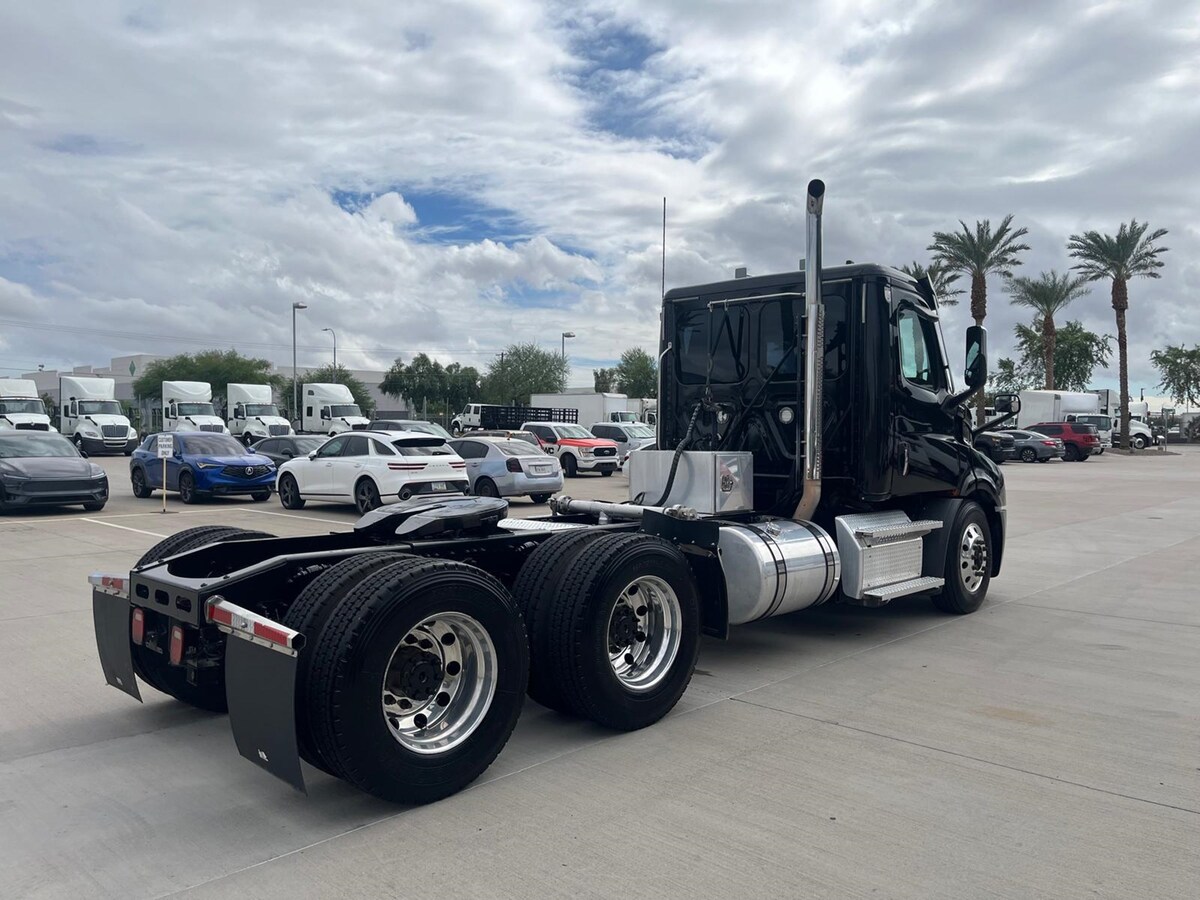 2021 Freightliner Cascadia in Phoenix, AZ — photo 5
