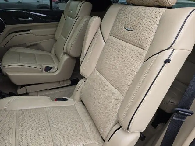2023 Cadillac Escalade Premium Luxury photo 3