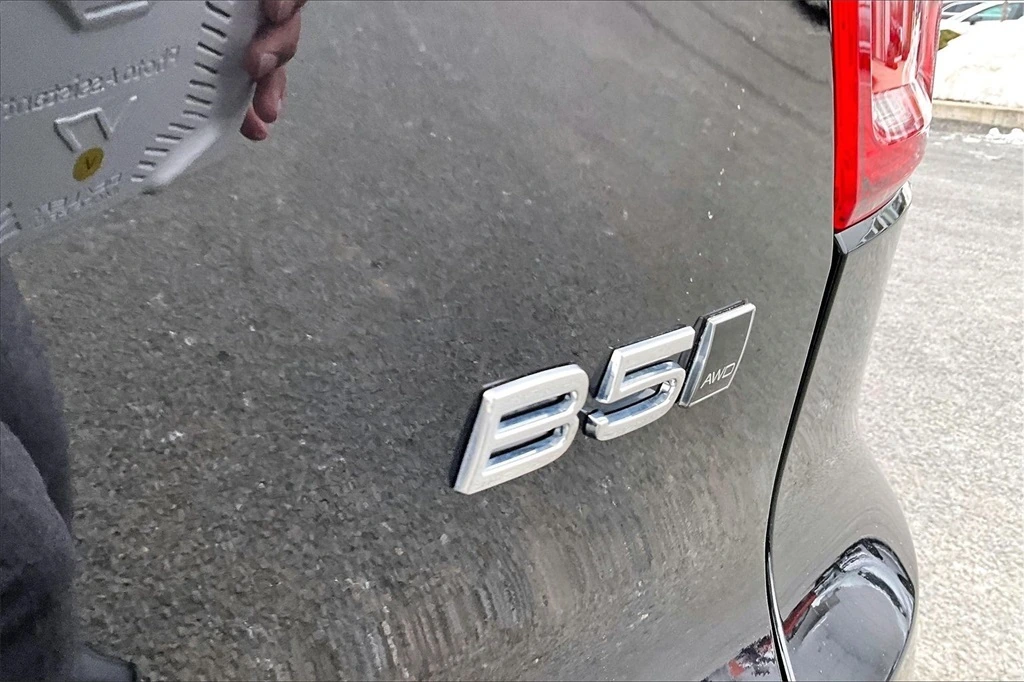 2026 Volvo - image 24