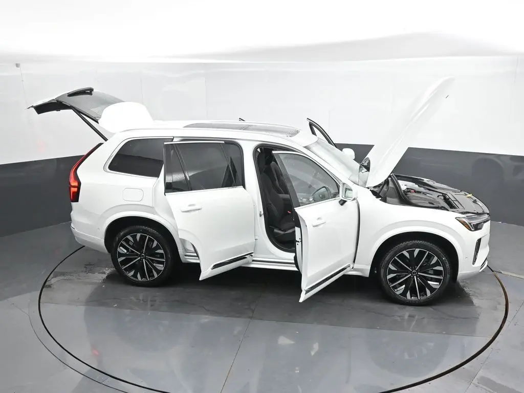 2025 Volvo - image 51