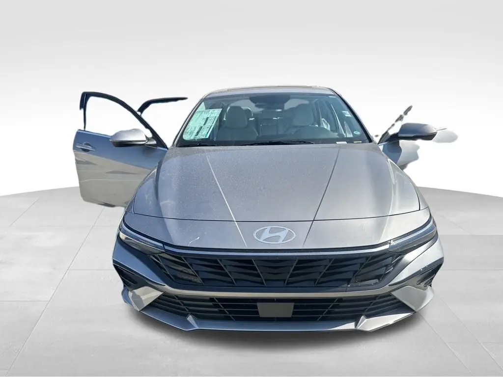 2025 Hyundai Elantra Limited photo 13