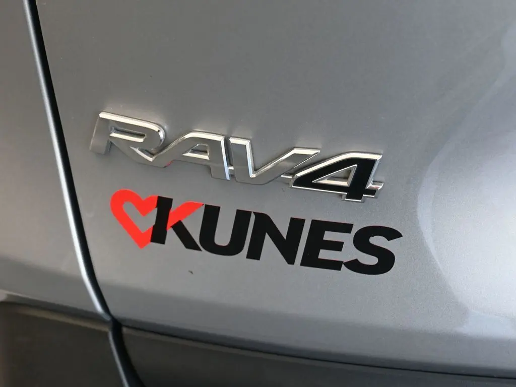 2024 Toyota RAV4 XLE photo 10