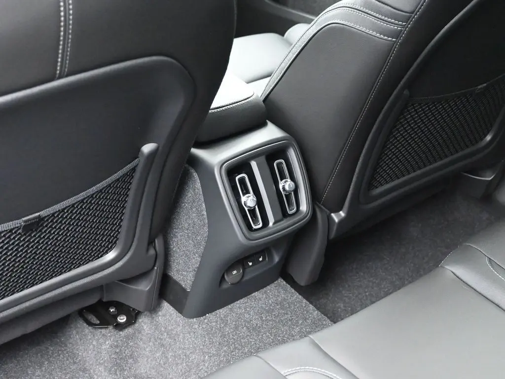 2025 Volvo - image 24