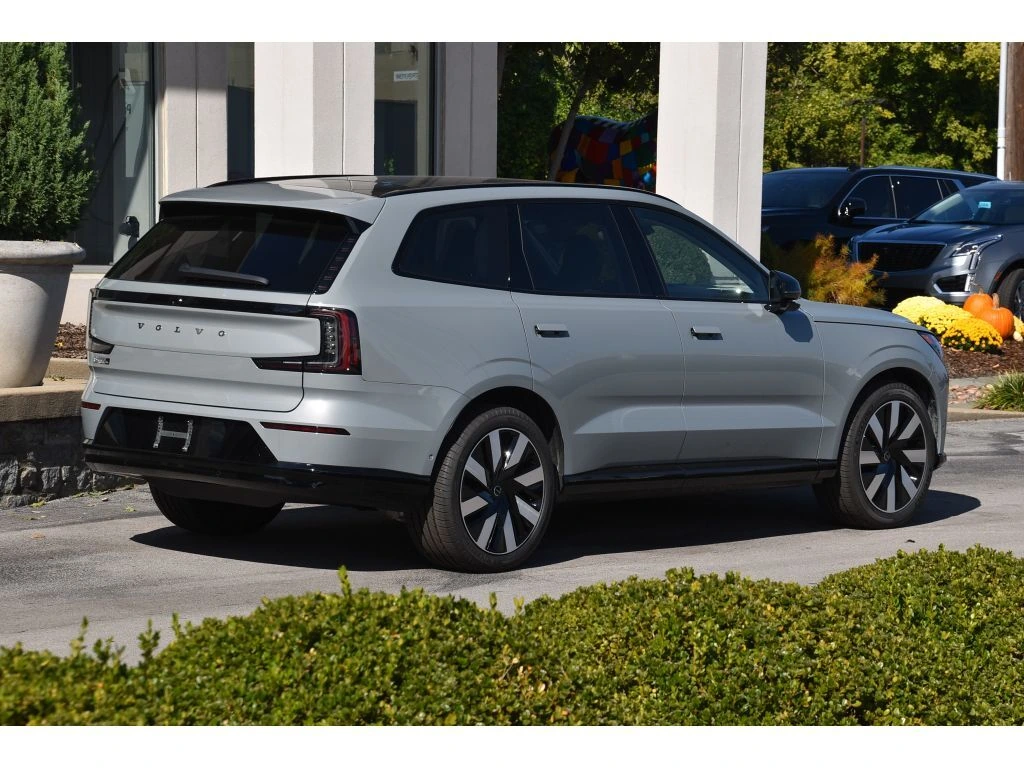 2025 Volvo - image 4