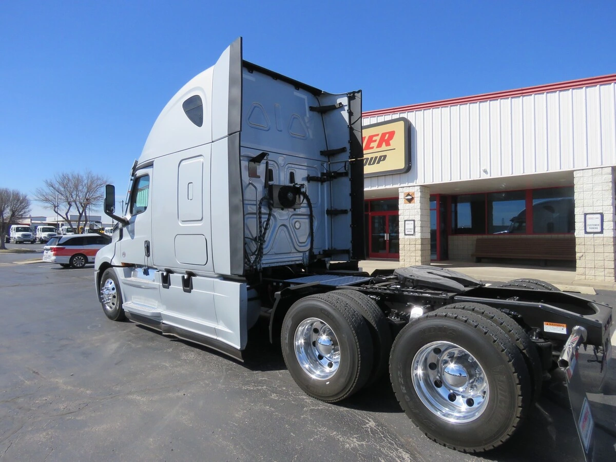 2022 Freightliner Cascadia - image 3