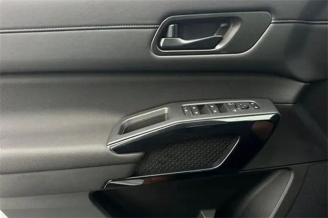 2025 Nissan Pathfinder SV photo 3