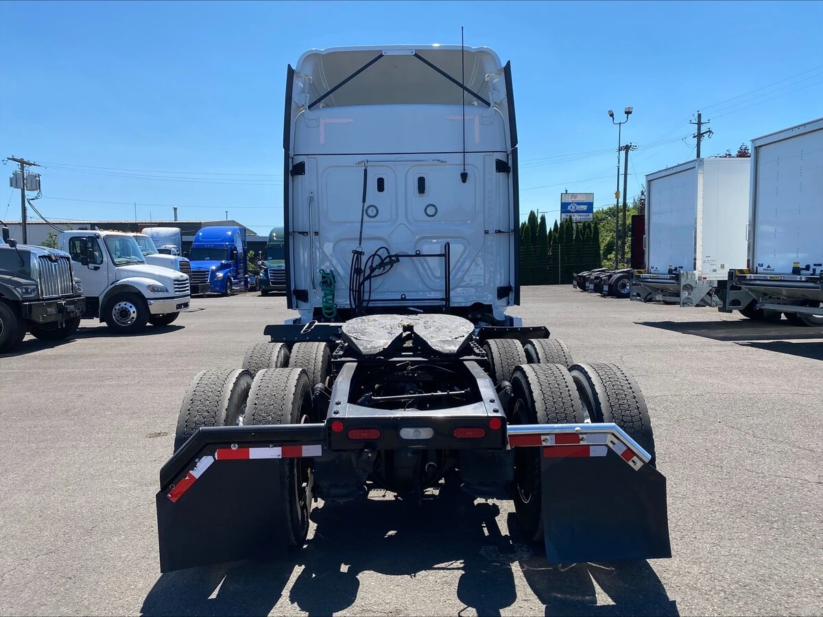 2024 Freightliner Cascadia — photo 4