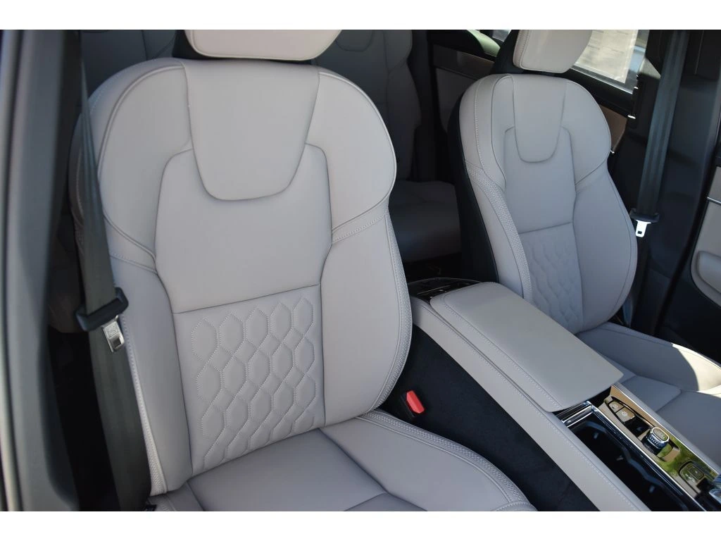 2026 Volvo - image 31
