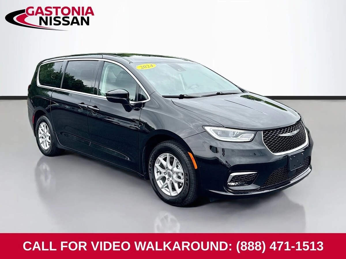 2024 Chrysler Pacifica Touring L's photo