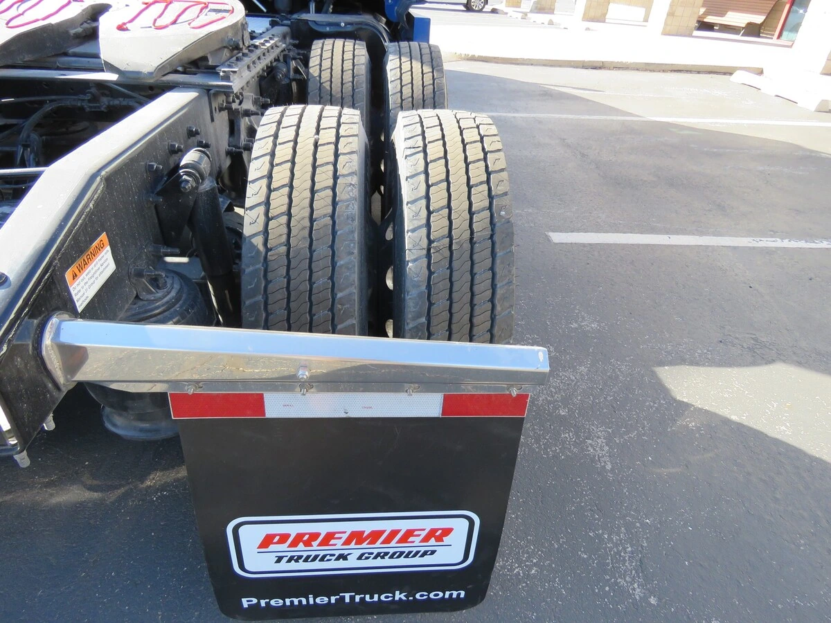 2022 Freightliner Cascadia - image 6