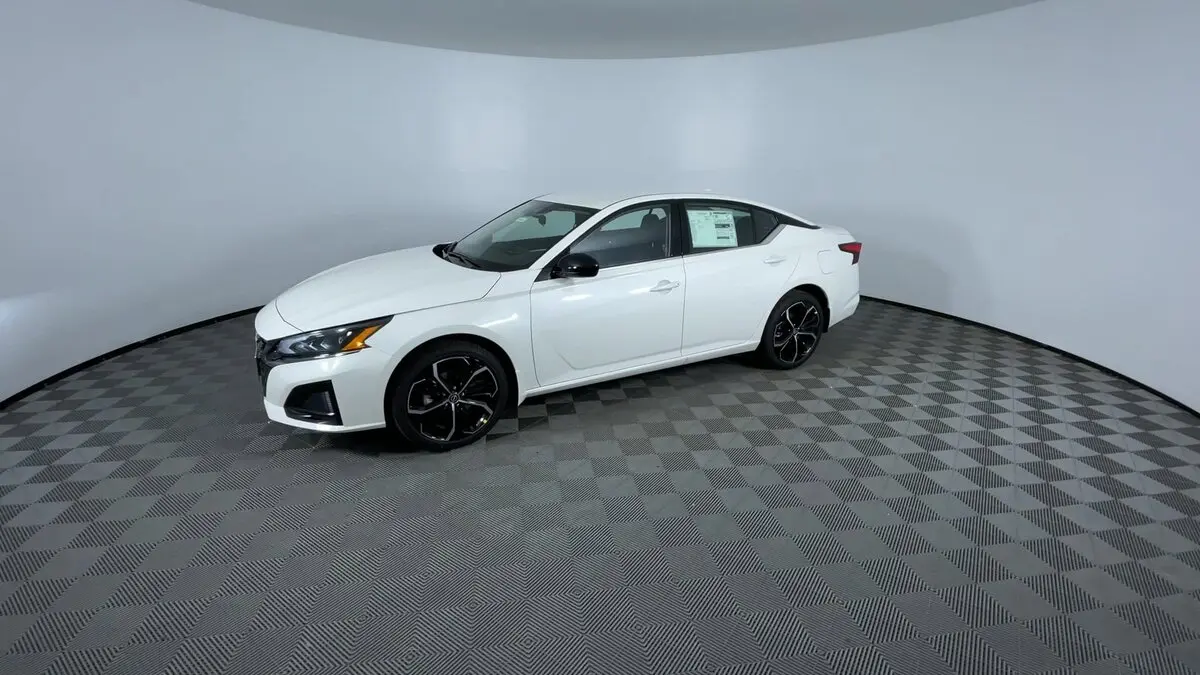 2025 Nissan Altima SR photo 2