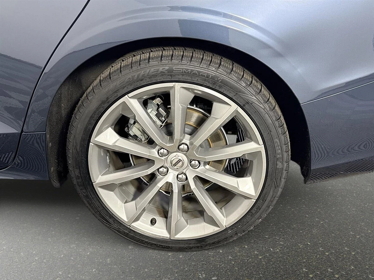 2021 Volvo - image 32