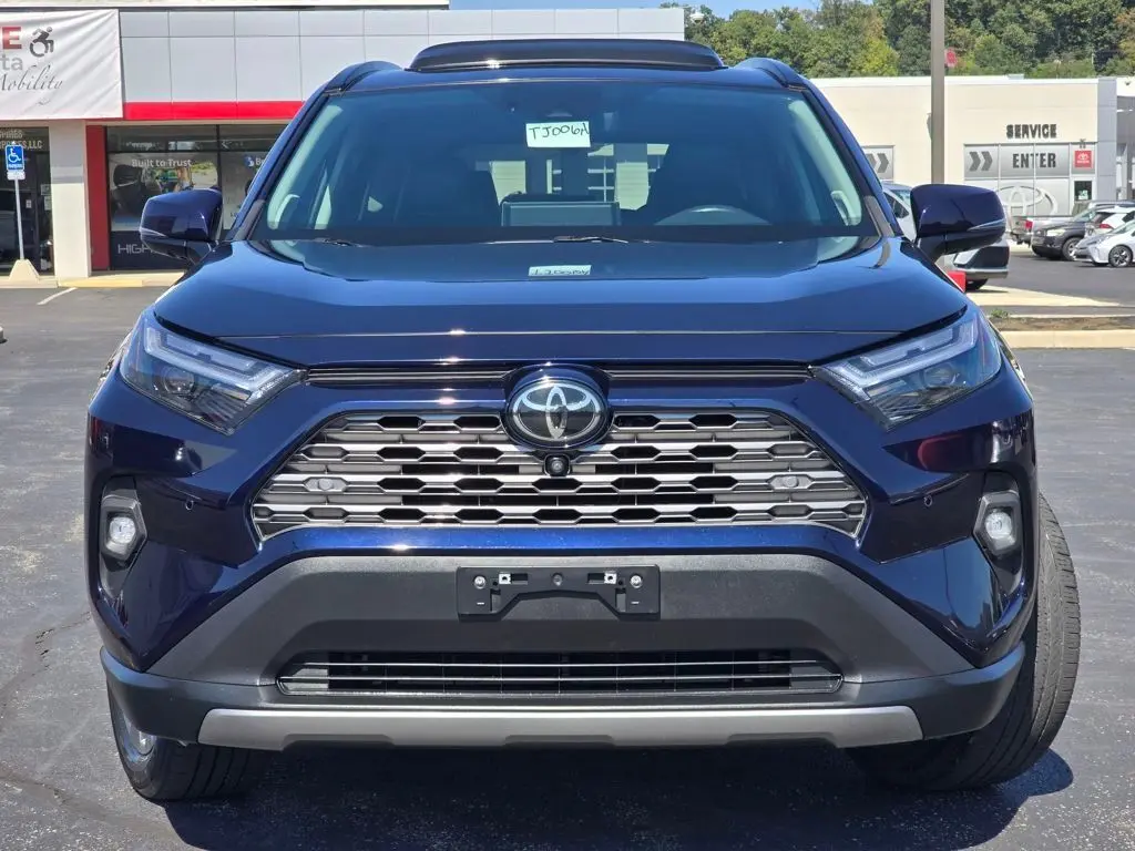 2022 Toyota RAV4 Limited photo 10