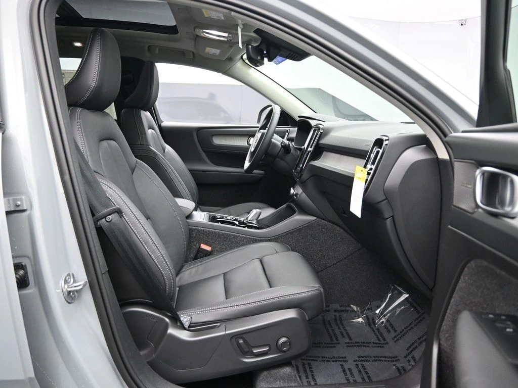 2025 Volvo - image 29