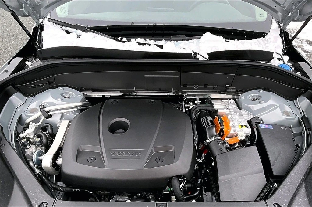 2026 Volvo - image 12