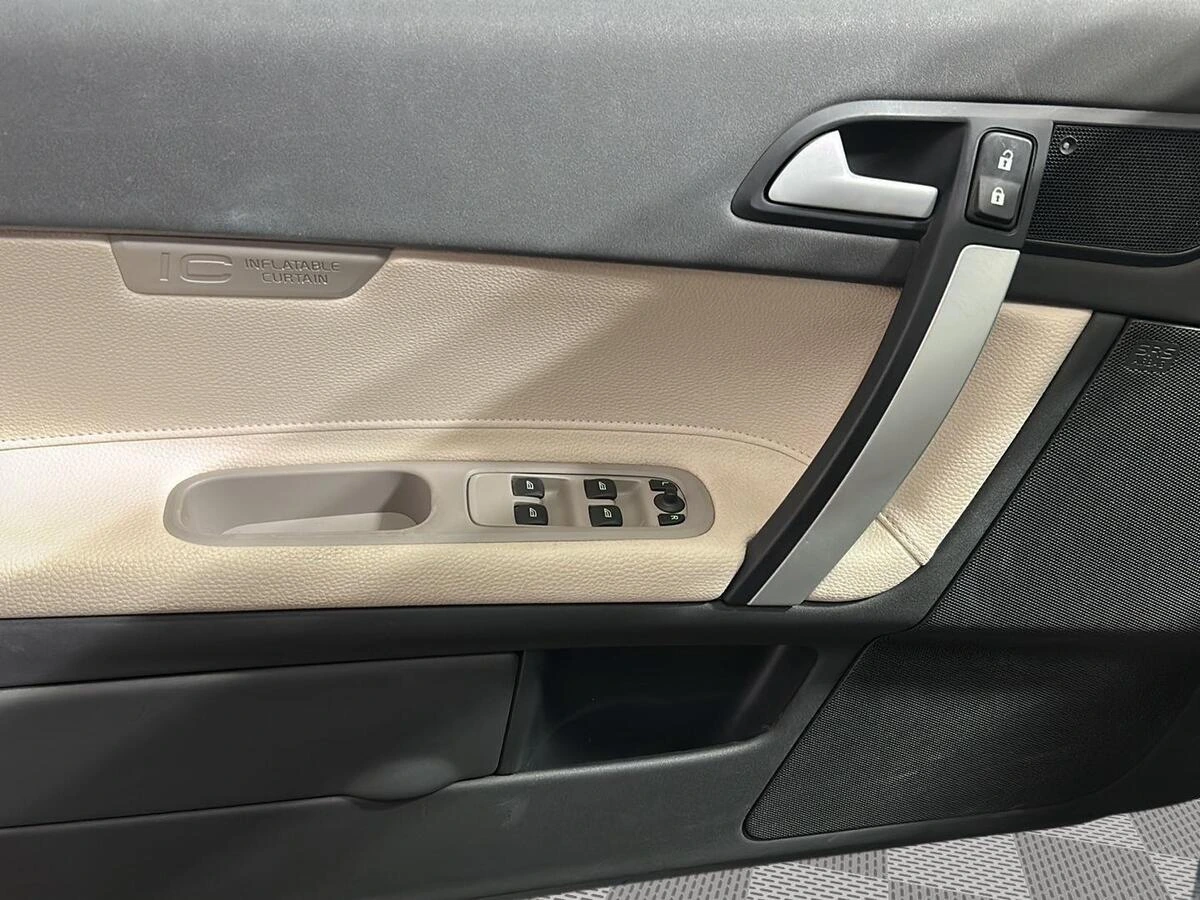 2013 Volvo - image 6