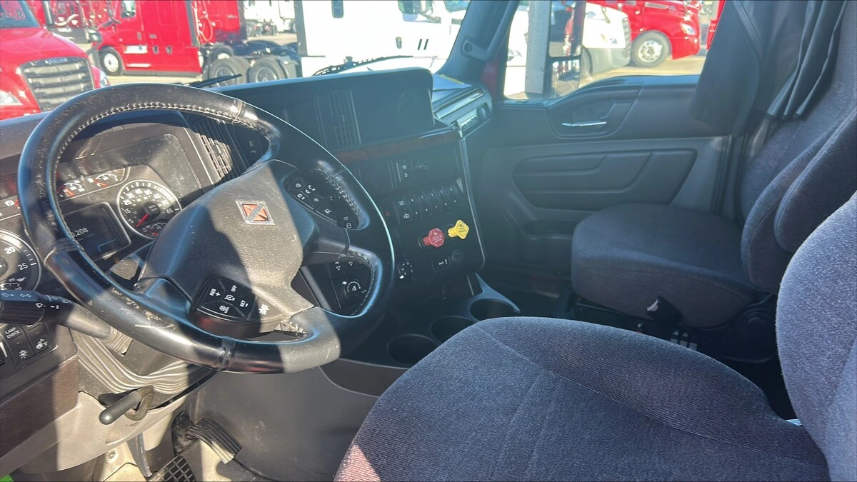 2022 International LT — photo 2
