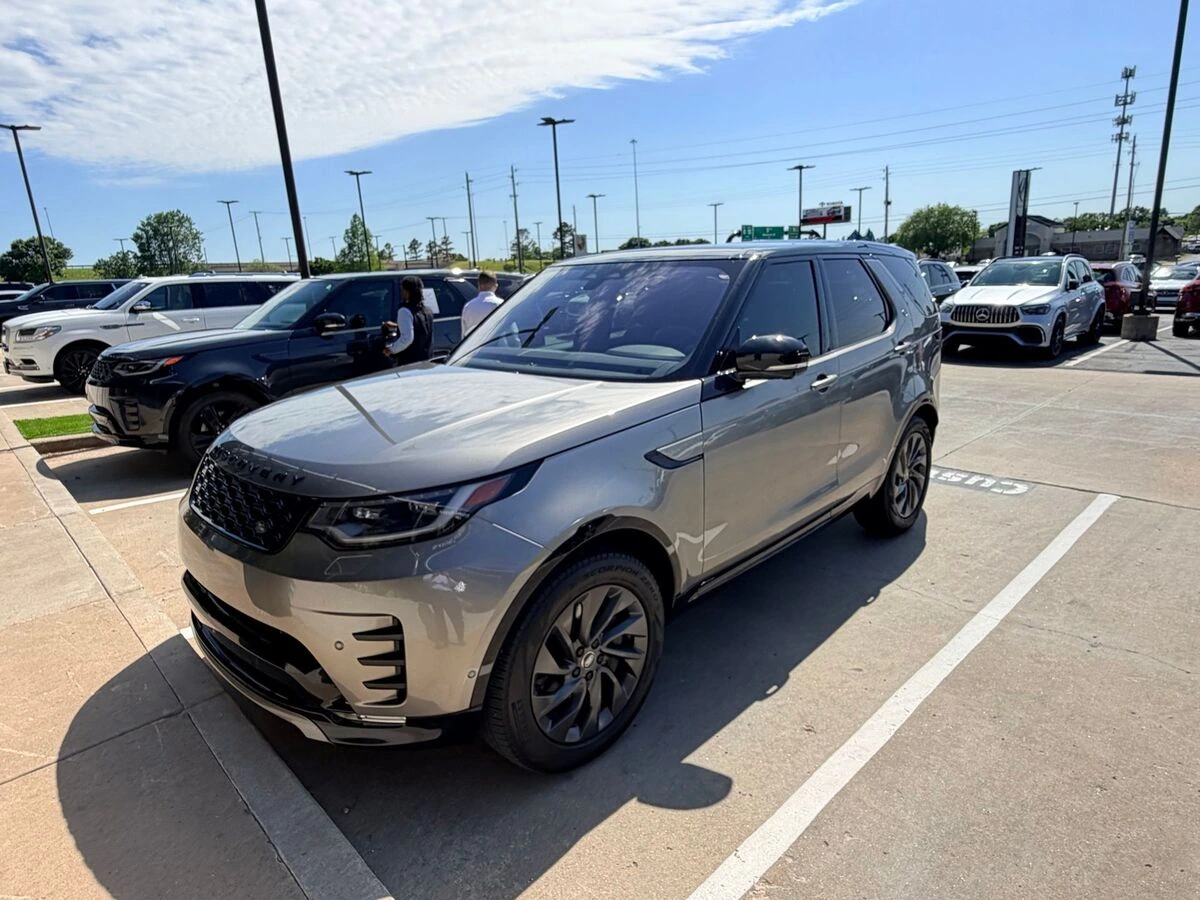 2022 Land Rover Discovery S R Dynamic's photo