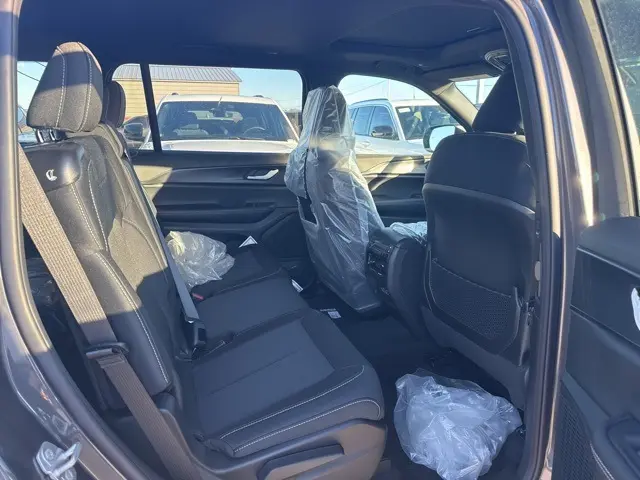 2025 Jeep Grand Cherokee Laredo photo 4