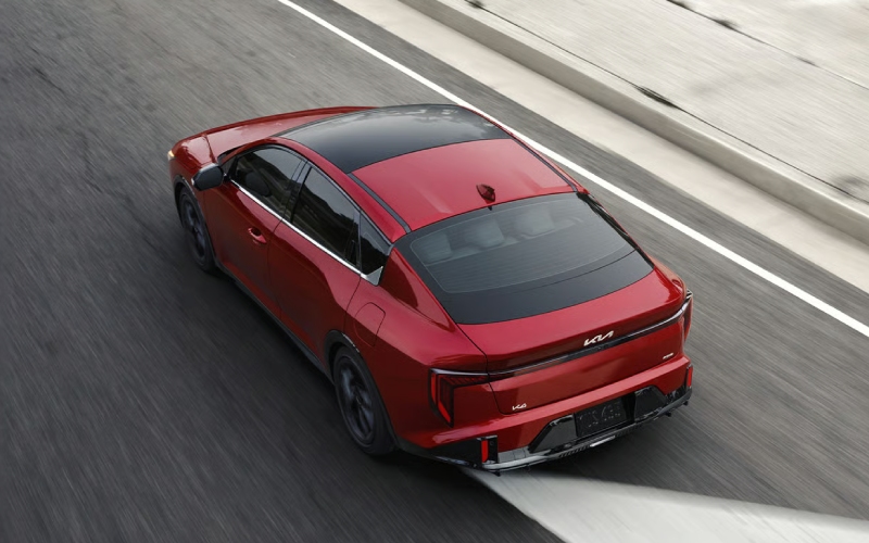 Which sedan has the smarter tech for Redmond, OR drivers — 2026 Kia K4 or 2026 Hyundai ELANTRA?