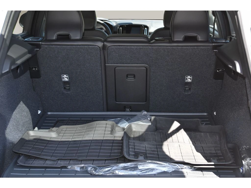 2025 Volvo - image 37