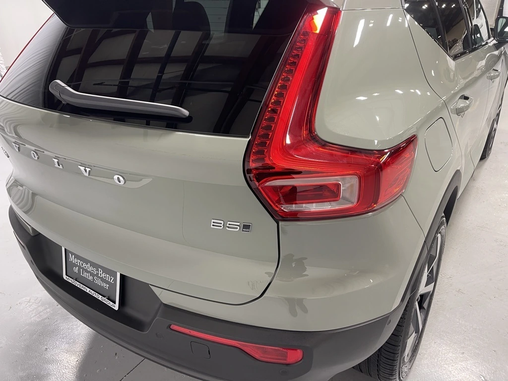 2025 Volvo - image 14