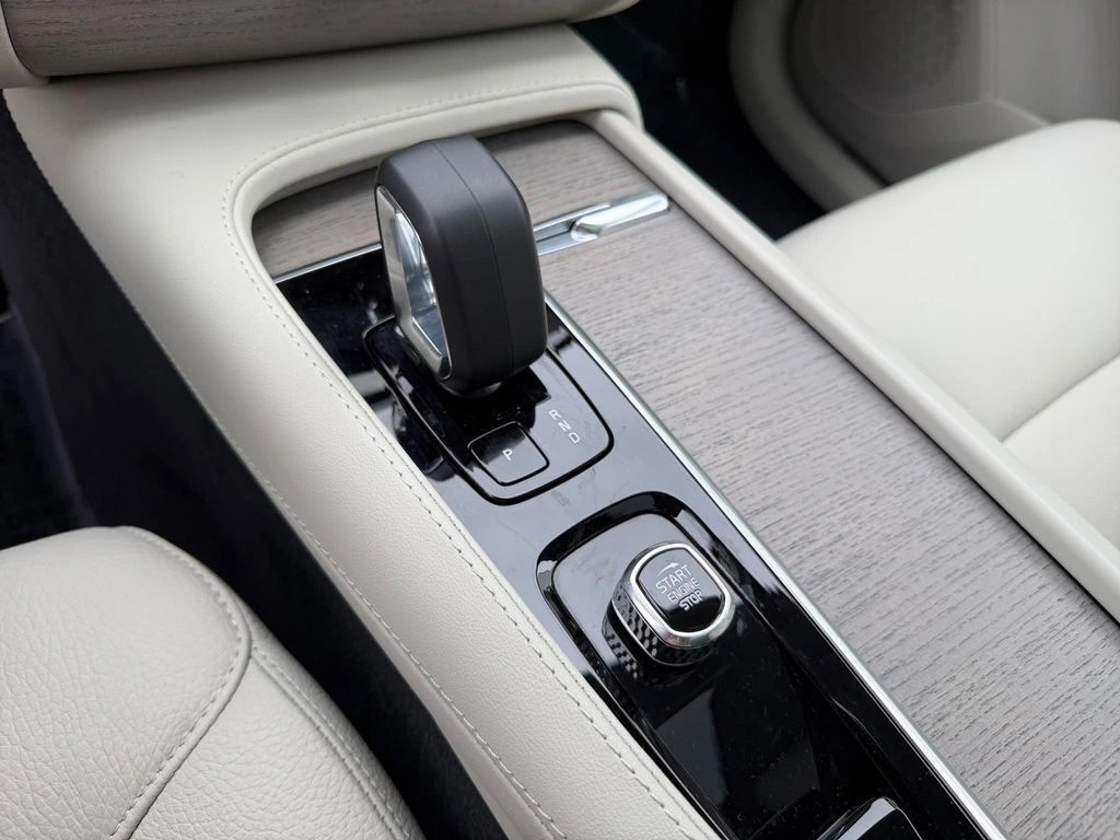 2025 Volvo - image 24