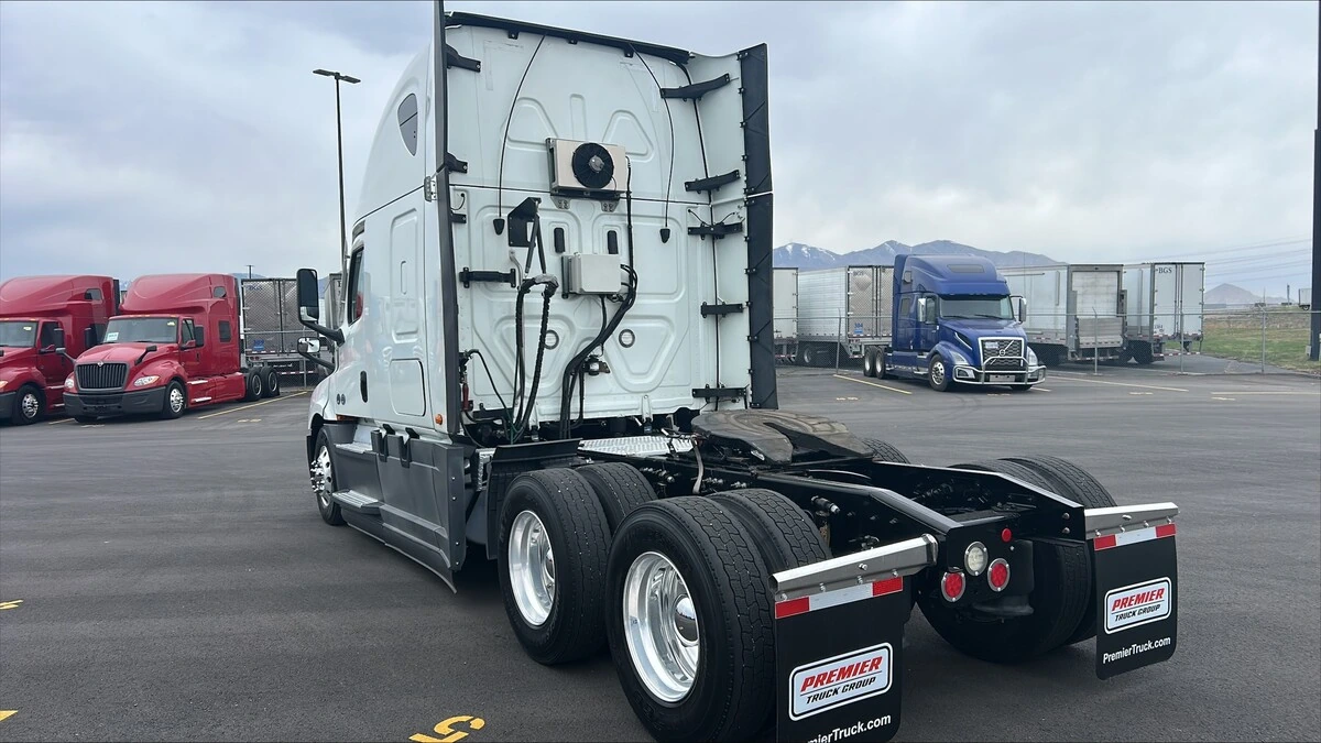 2022 Freightliner Cascadia - image 6